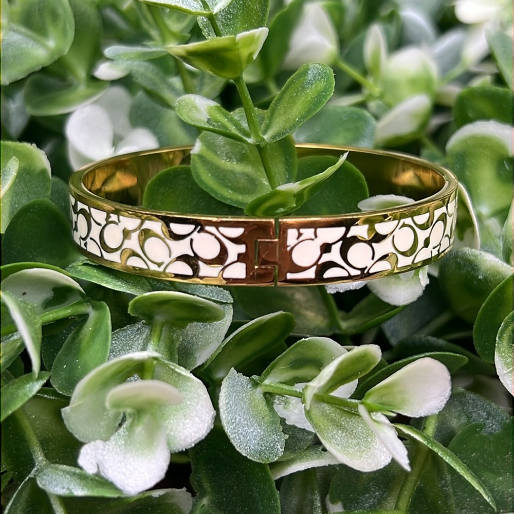 Coach Signature C Seashell Gold Plated White Bangle Clasp Bracelet, Authentic - Picture 5 of 15